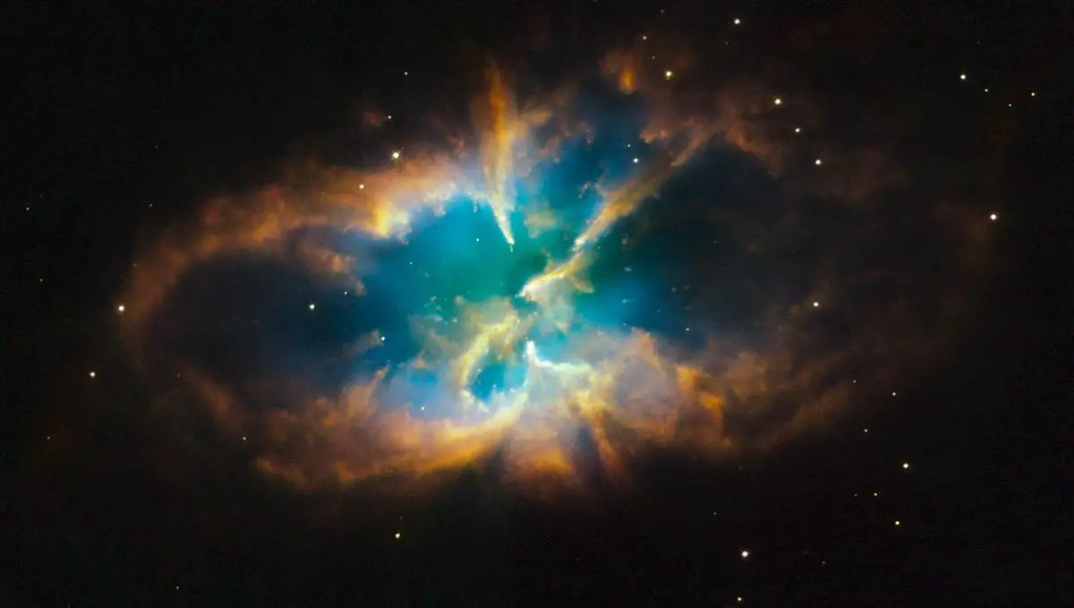 Eine Aufnahme des Bumerang-Nebels, der als diffuse, bumerangförmige Struktur im dunklen Weltraum erscheint, mit einem zentralen, leicht leuchtenden Bereich.