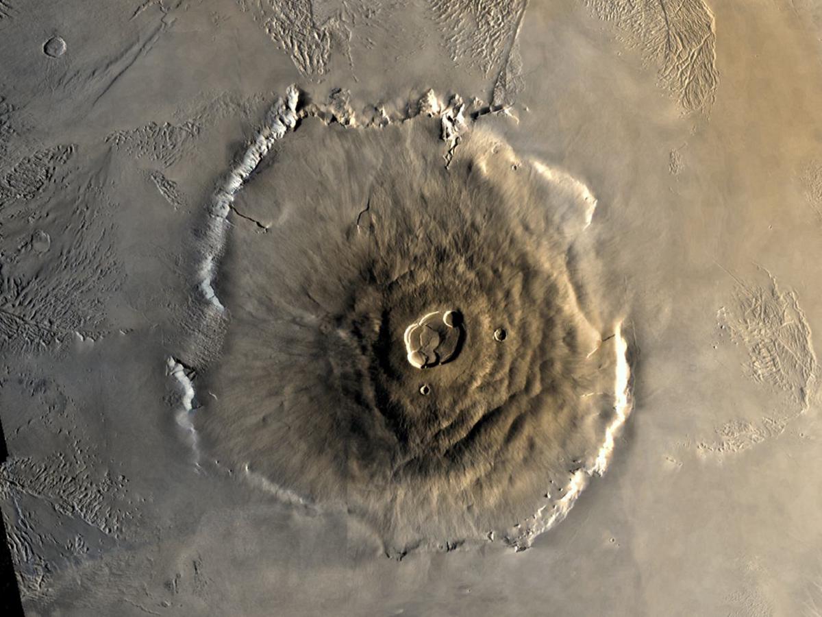 Ein großartiges Bild des Olympus Mons, des höchsten Berges im Sonnensystem, das seine kolossale Größe und die gewaltige Caldera an der Spitze vor der Mars-Landschaft zeigt.