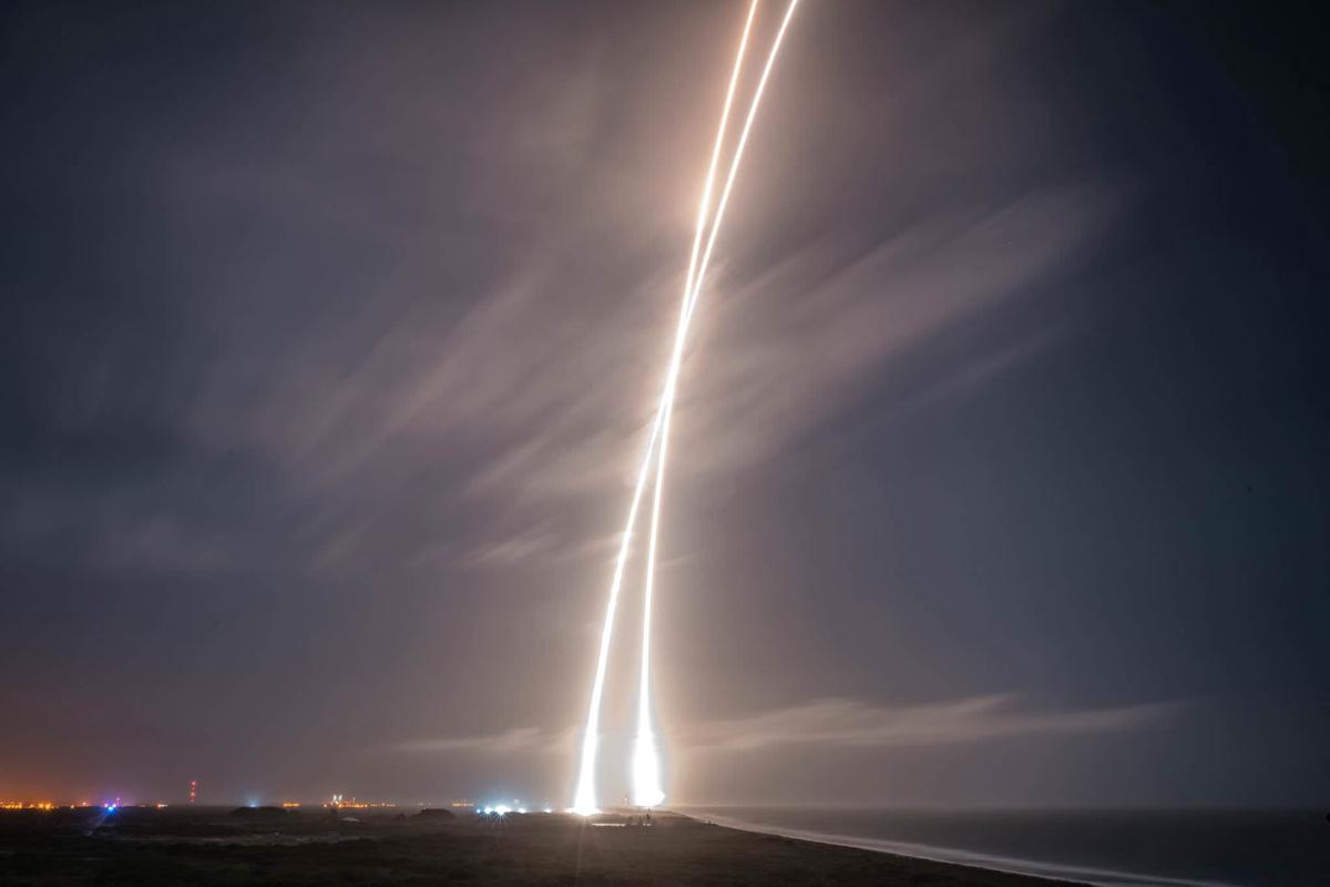 Eine Fotografie der SpaceX Falcon 9 Rakete bei ihrer erfolgreichen Landung auf Cape Canaveral nach einer Mission.