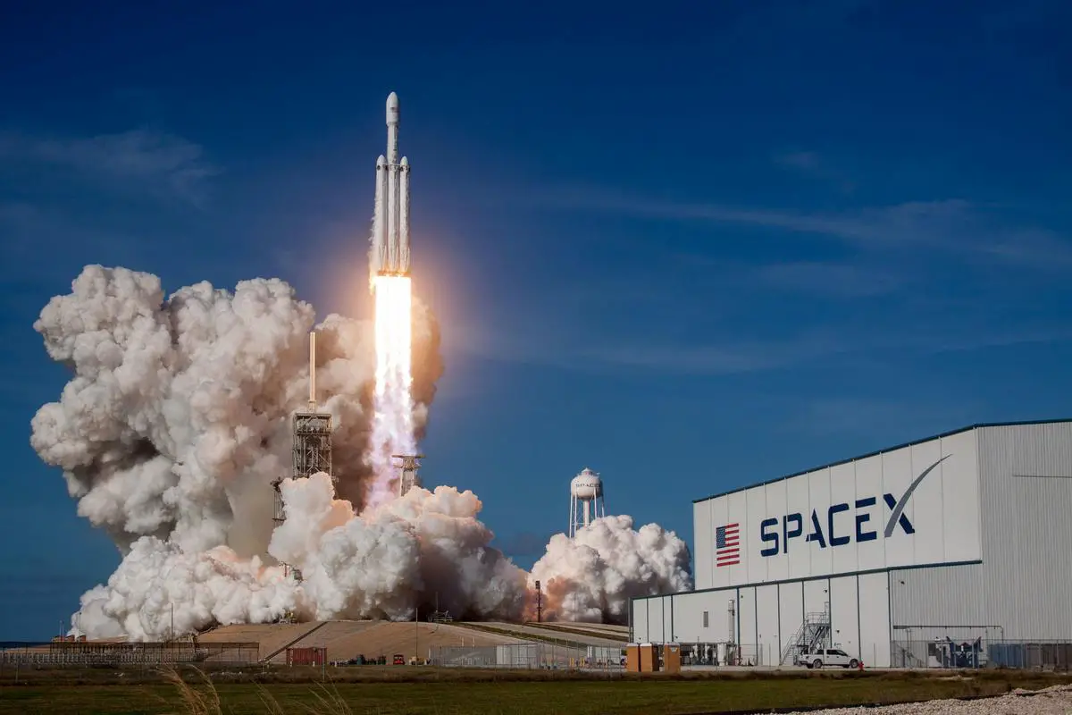 Eine Fotografie der SpaceX Falcon 9 Rakete beim erfolgreichen Start eines Satelliten in den geostationären Transferorbit.