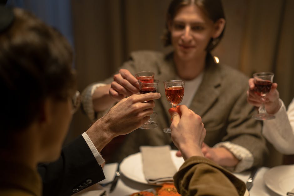 Bild eines belebten Weinfestes, auf dem Menschen Weine probieren und fränkische Spezialitäten genießen.