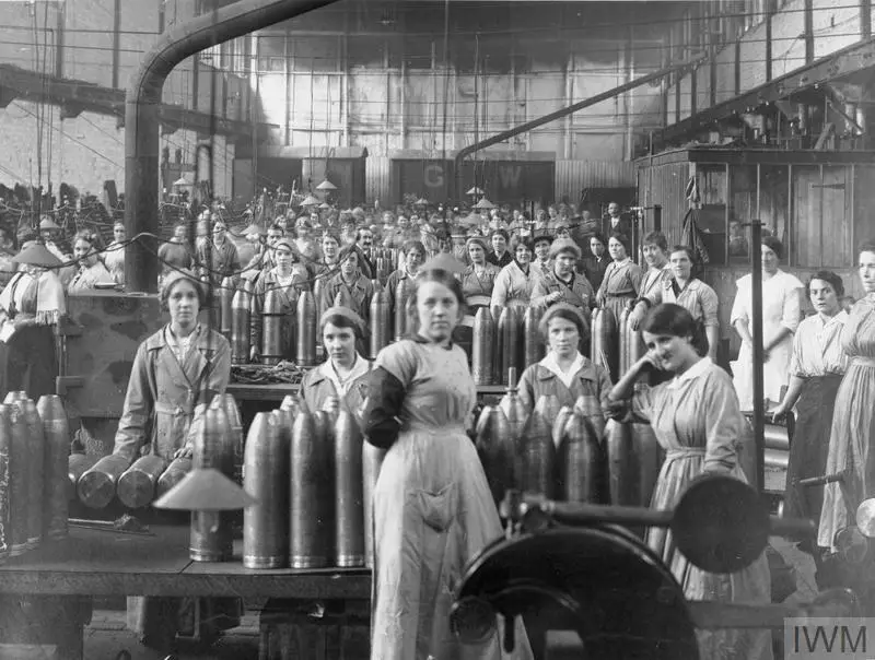 Eine historische Darstellung von Frauen, die während des Ersten Weltkriegs in Fabriken und anderen Berufen arbeiteten.