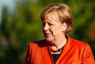 Eine Collage von Bildern, die Angela Merkel während ihrer 16-jährigen Amtszeit als Bundeskanzlerin zeigen und ihre politische Langlebigkeit veranschaulichen.