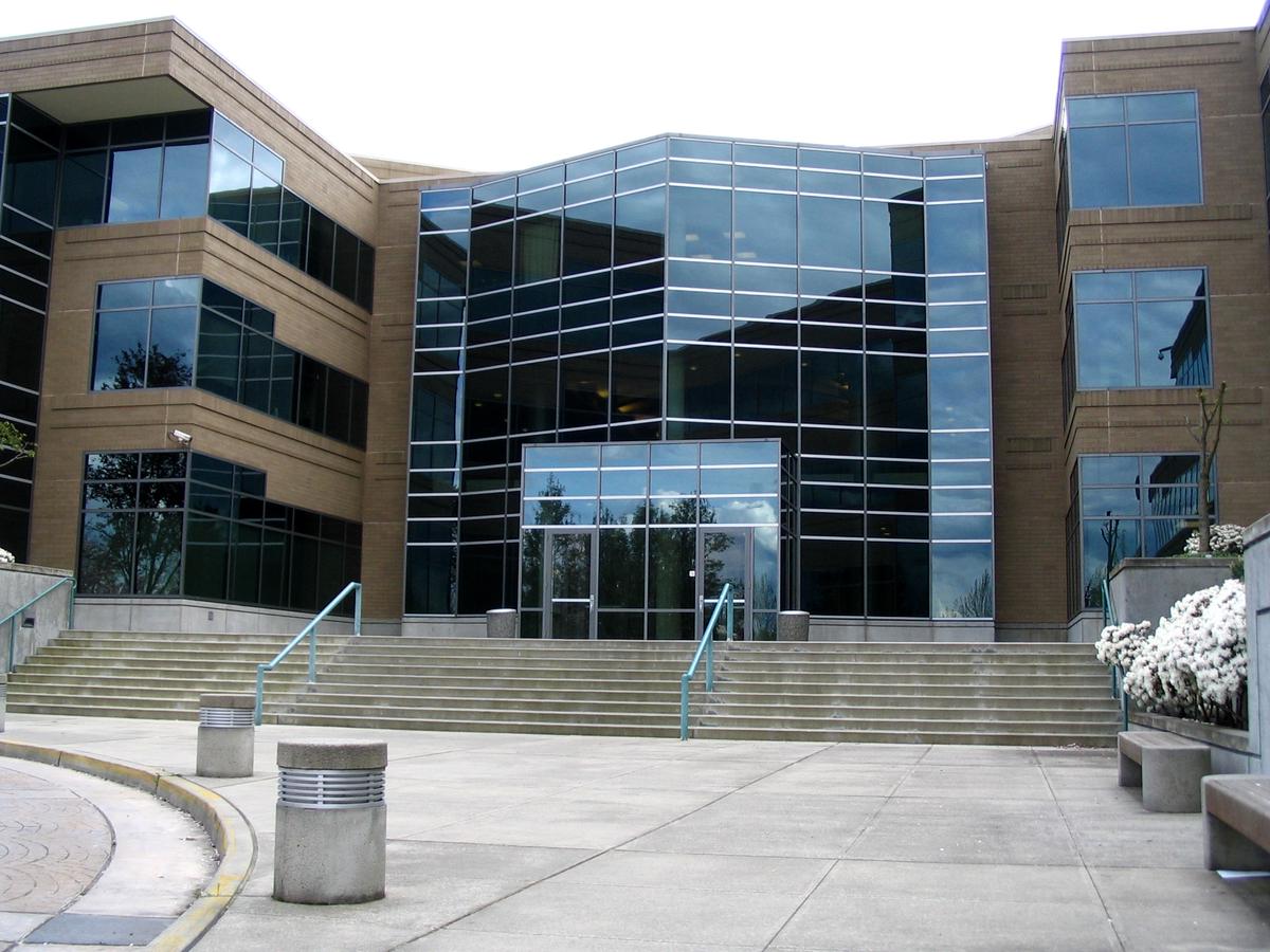 Das Microsoft-Hauptquartier in Redmond, Washington, an einem sonnigen Tag.