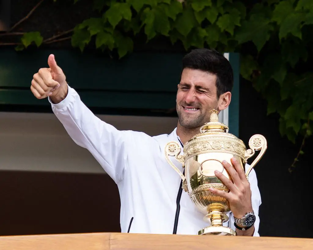 Novak Djokovic posiert mit den Trophäen seiner beiden 'Nole Slams', bei denen er alle vier Grand-Slam-Titel gleichzeitig hielt.