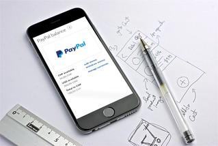 Eine Darstellung des PayPal-Online-Bezahlsystems, das sichere und benutzerfreundliche Transaktionen über das Internet ermöglicht.