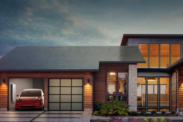 SolarCity-Solarmodule, die auf dem Dach eines Hauses installiert sind, um erneuerbare Energie zu erzeugen.