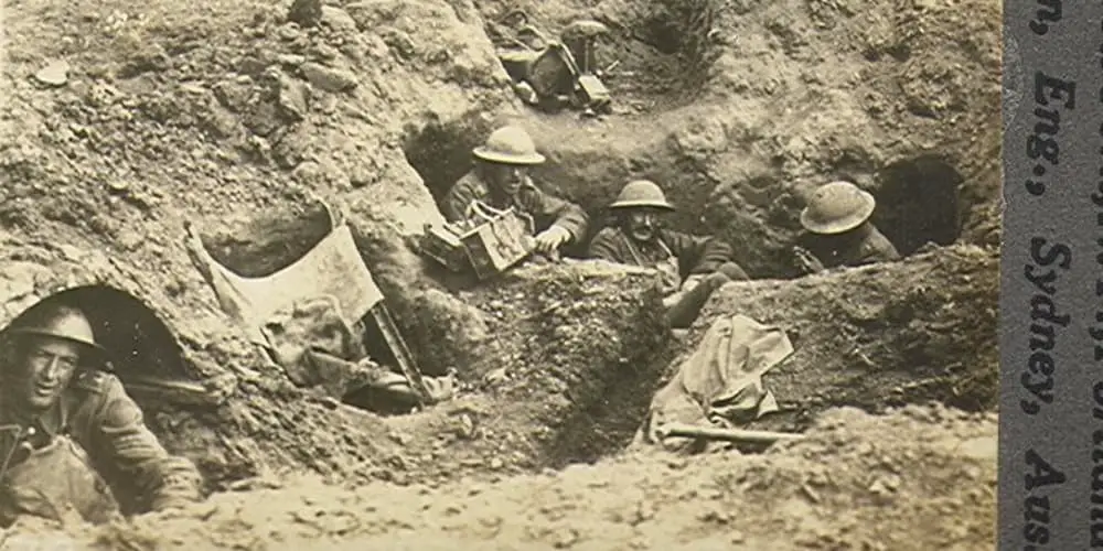 Eine Szene von Soldaten, die in den Schützengräben der Westfront des Ersten Weltkriegs kämpfen.