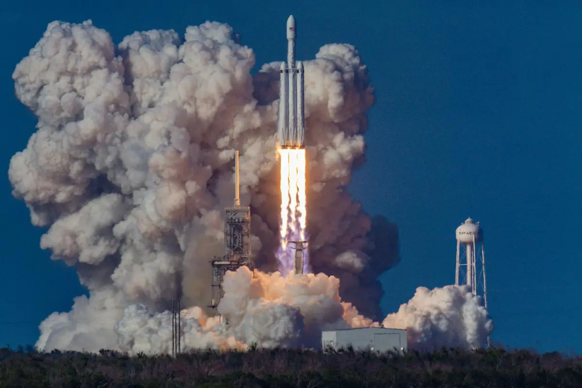 Eine Fotografie der weiterentwickelten SpaceX Falcon 9 Rakete beim Start, mit Schwerpunkt auf ihre Größe und Leistungsstärke im Vergleich zur Falcon 1.