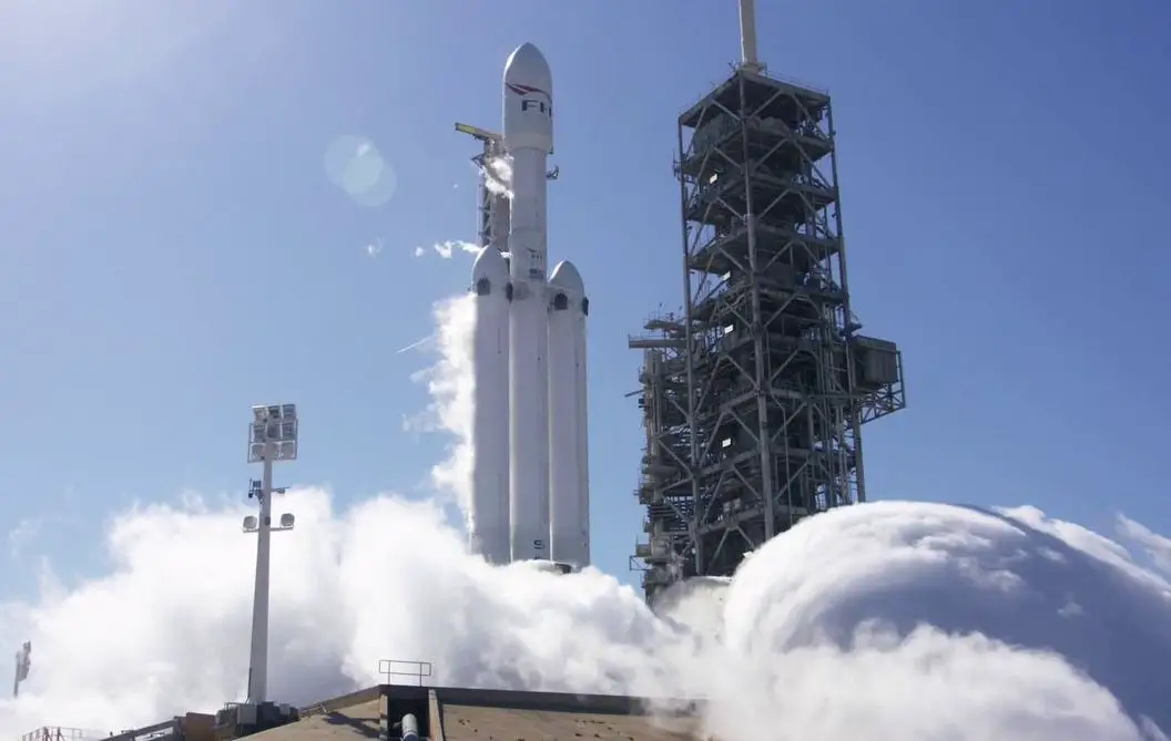 Eine Fotografie der SpaceX Falcon Heavy Rakete während ihres spektakulären Testflugs, mit Elon Musks Tesla Roadster als Nutzlast.