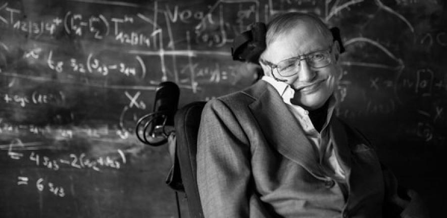 Stephen Hawking bei einem öffentlichen Vortrag, in dem er komplexe wissenschaftliche Konzepte verständlich vermittelt.