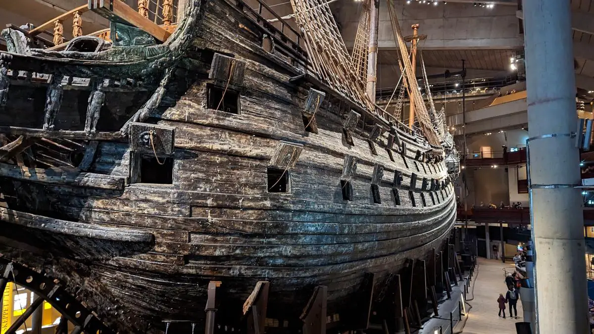 Die Vasa wird von Tauchern und Pontons geborgen, um sie an die Oberfläche zu bringen