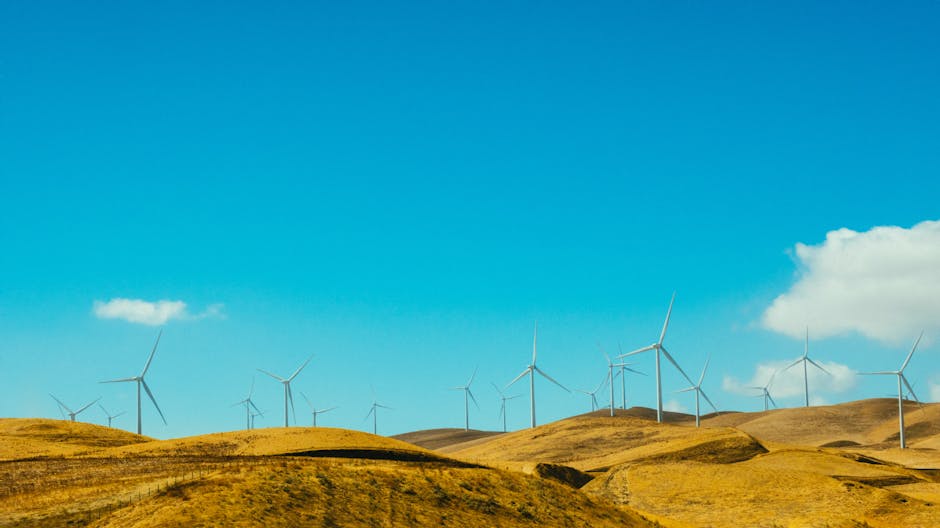 Windkraftanlagen in einem Feld, symbolisieren saubere, erneuerbare Energie.